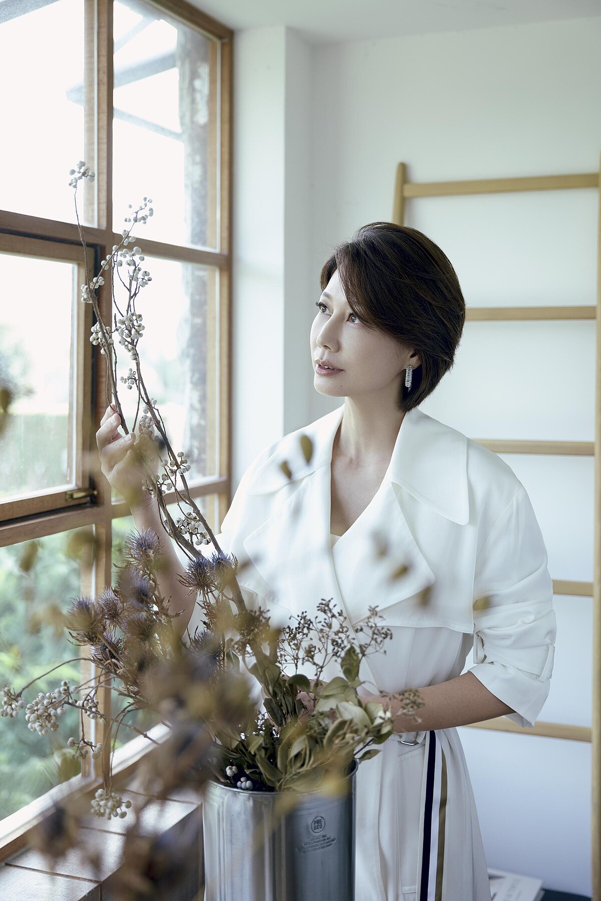 白色風衣外套，BOSS；鑲鑽耳環，H&M。