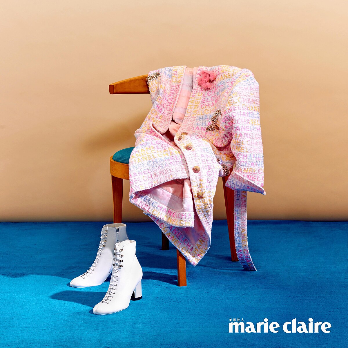 CHANEL 2023/24 Cruise 度假系列白色繫帶鞋、幻彩斜紋軟呢針織大衣