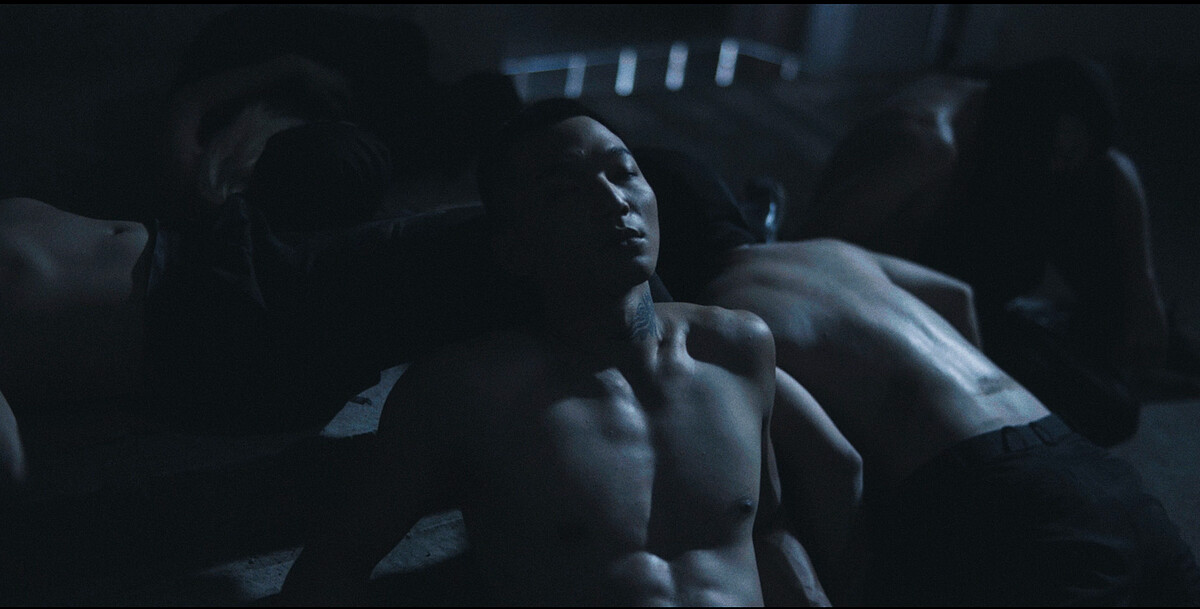 健身有成的傻子與白痴主唱蔡維澤，在MV難得露出胸肌與腹肌，也讓樂迷驚喜不已！