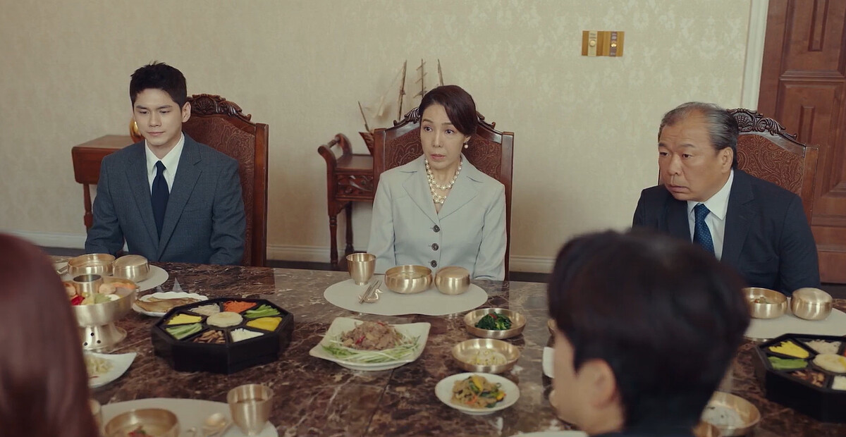 吳娜拉(左)特別客串黃金主(右)的妹妹