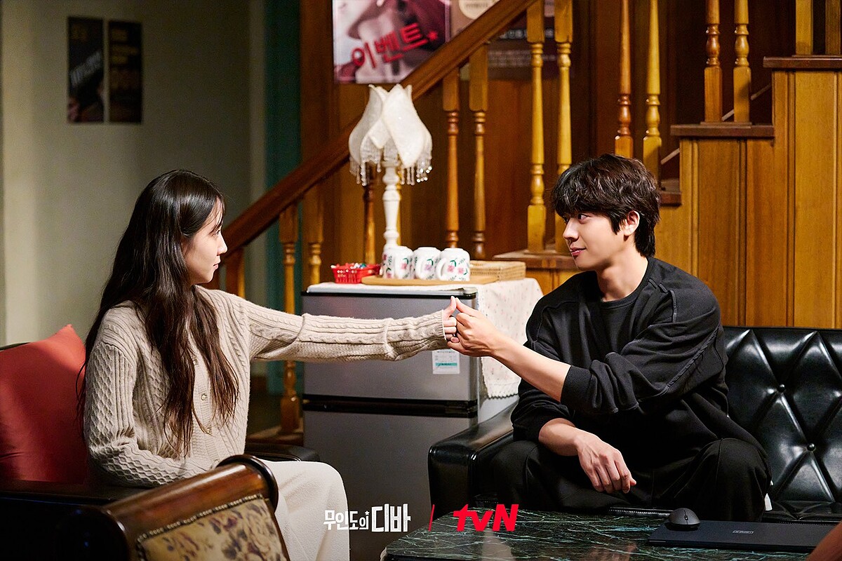 保傑(右)答應木河(左)不會做傻事,保傑上網查弒親罪會往悲劇發展嗎?