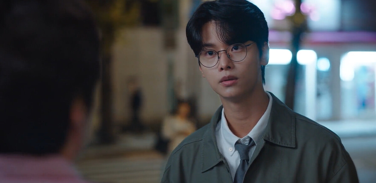 遇學回家途中遇上姜爸,發現姜爸瞞著大家已自首認罪盜用身分