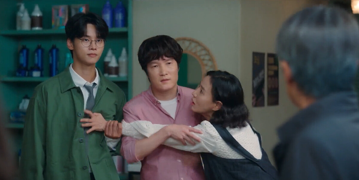 遇學(左)提前知道姜爸(中)自首和鄭奉完開槓,姜母(右)阻止遇學激怒鄭奉完