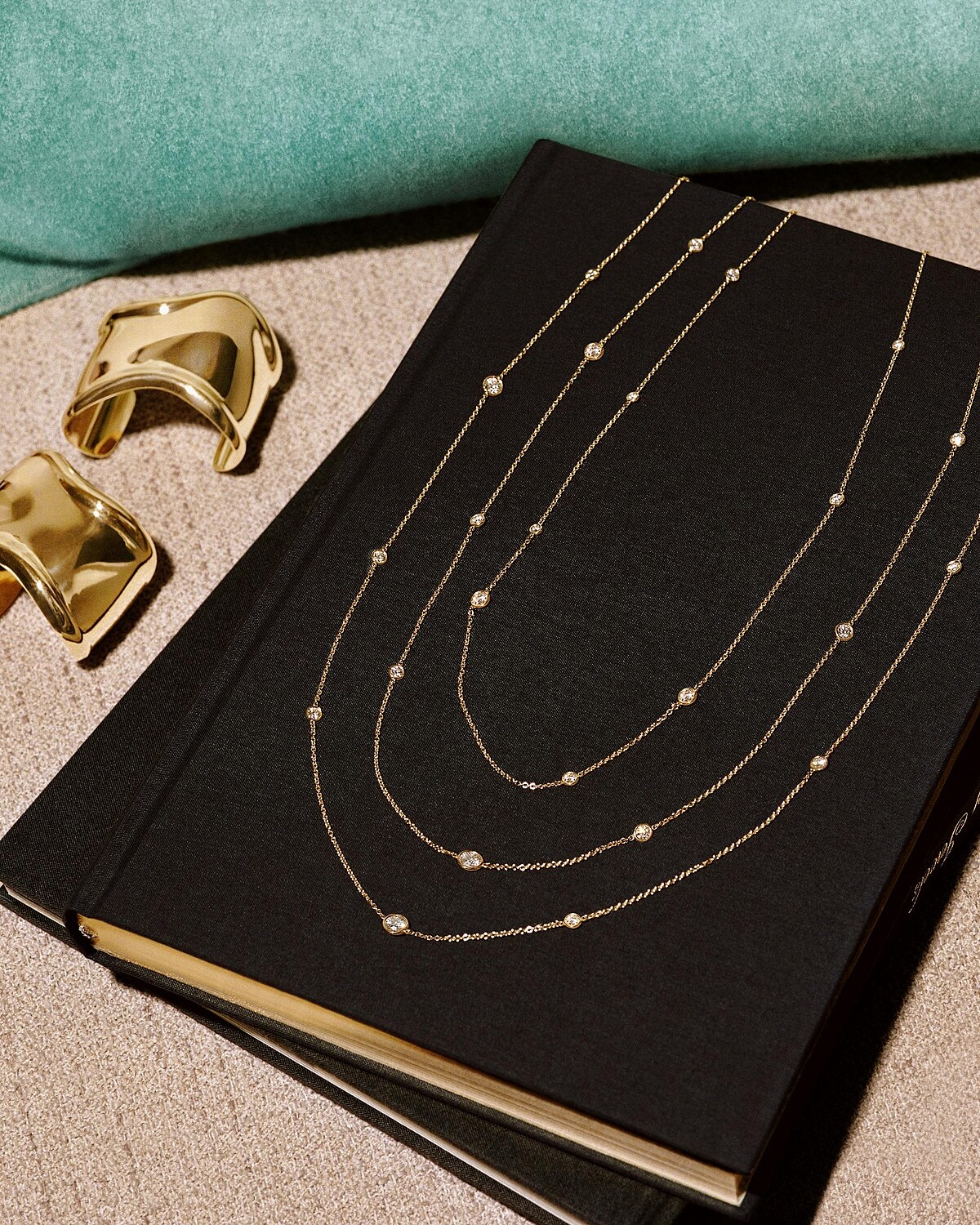 Tiffany & Co.蒂芙尼獻上2023聖誕佳節形象廣告-Elsa Peretti系列