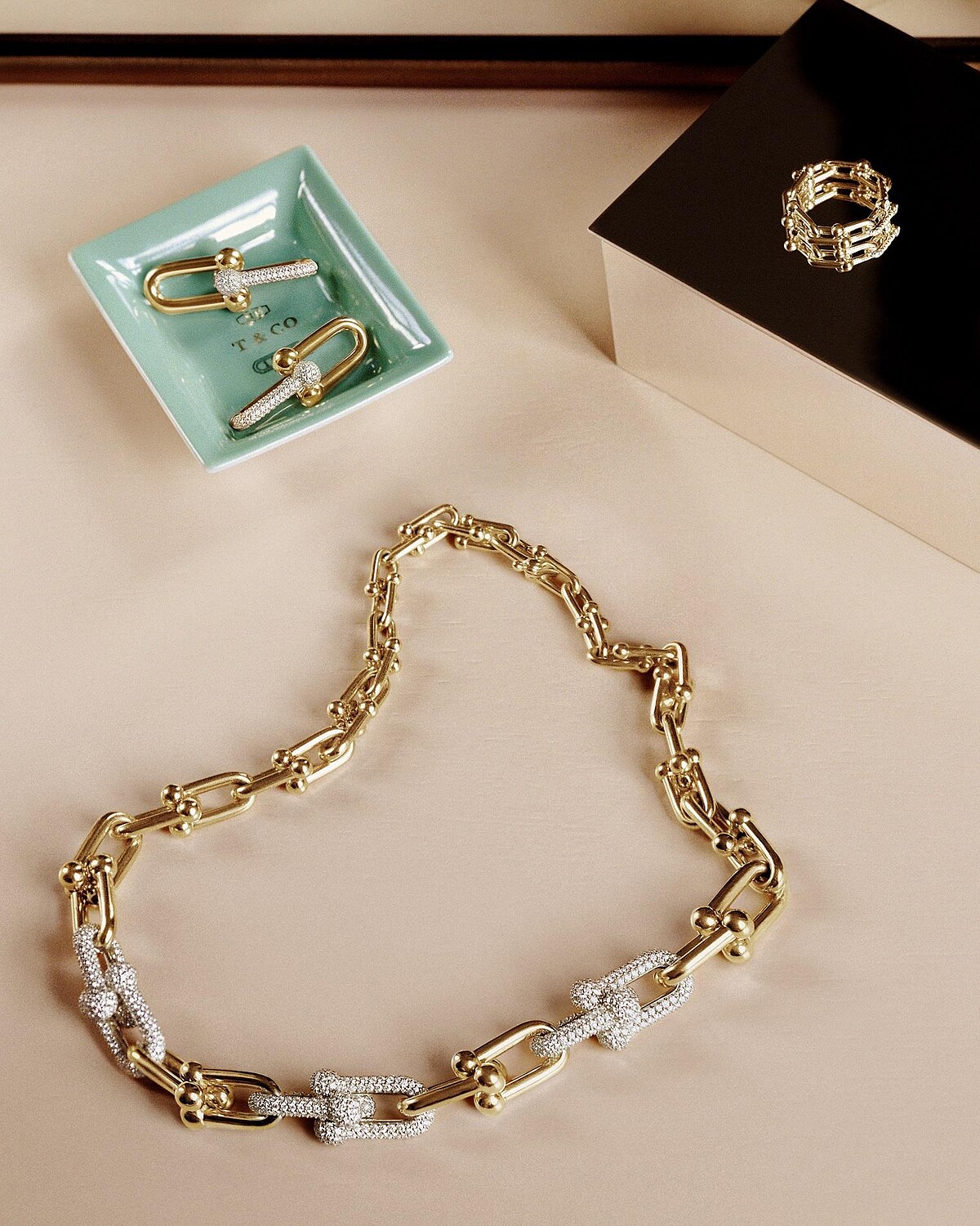 Tiffany & Co.蒂芙尼獻上2023聖誕佳節形象廣告-Tiffany HardWear系列