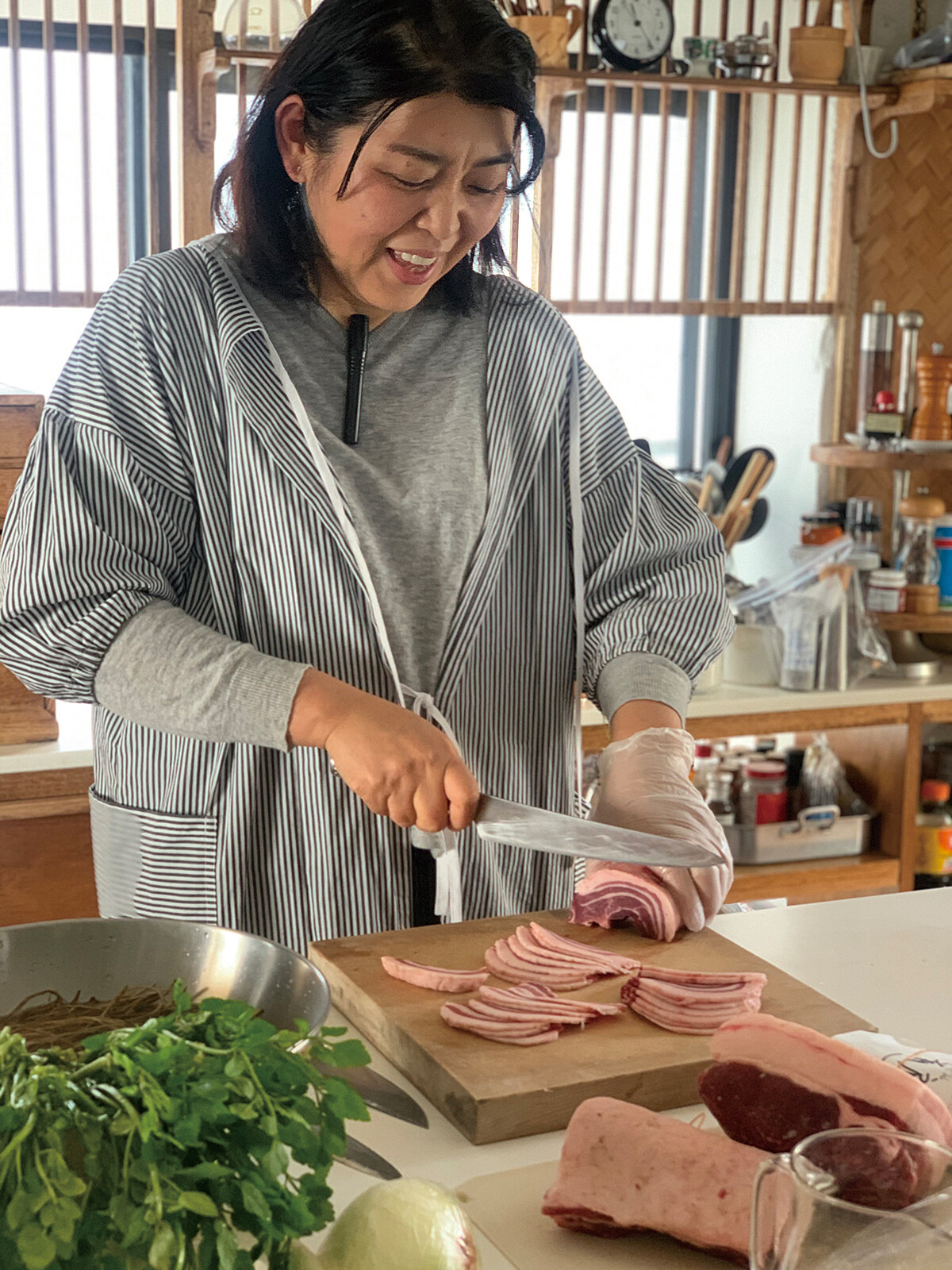 飯島奈美為日本影視圈首席「料理設計師」，作品橫跨電視劇、電影以、廣告與出版品。