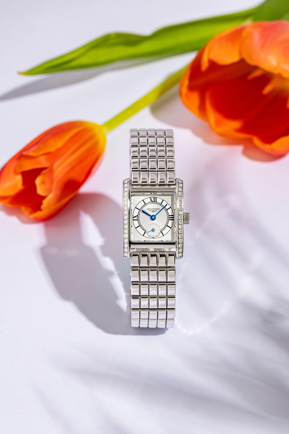 LONGINES浪琴表MINI DOLCEVITA迷你多情系列Cosmo面盤搭配不鏽鋼鑲鑽腕錶，NT131,300。