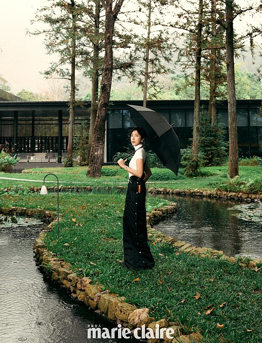 白色短袖高領連身褲、黑色拉鍊長裙，both by Gucci；Limelight Gala 系列18K玫瑰金孔雀石鑽石腕錶、Sunlight 系列18K玫瑰金鑽石耳環，both by Piaget。