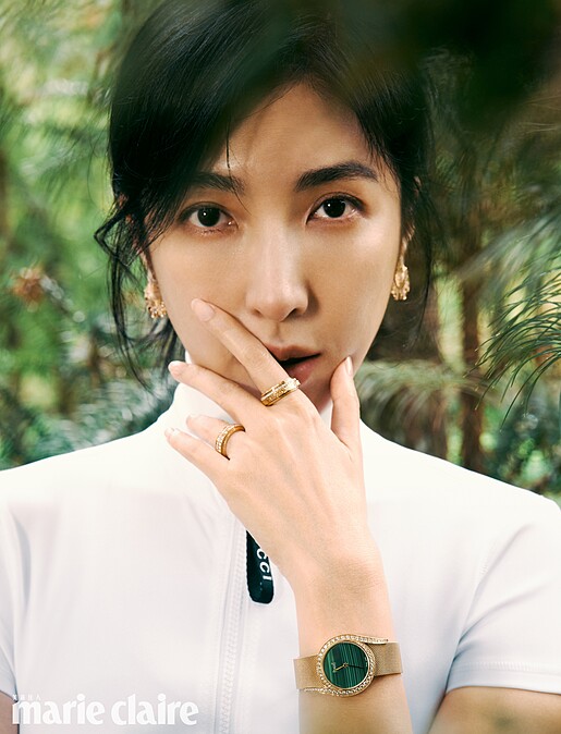 白色短袖高領連身褲，Gucci；Possession 系列18K玫瑰金宮廷式雕刻飾紋鑽石戒指、Limelight Gala 系列18K玫瑰金孔雀石鑽石腕錶、Sunlight 系列18K玫瑰金鑽石耳環，all by Piaget。