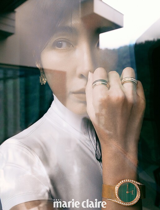 白色短袖高領連身褲，Gucci；Possession 系列18K玫瑰金宮廷式雕刻飾紋鑽石戒指、Limelight Gala 系列18K玫瑰金孔雀石鑽石腕錶、Sunlight 系列18K玫瑰金鑽石耳環，all by Piaget。