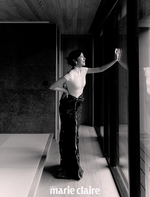 白色短袖高領連身褲、黑色拉鍊長裙，both by Gucci；Limelight Gala 系列18K玫瑰金孔雀石鑽石腕錶、Sunlight 系列18K玫瑰金鑽石耳環，both by Piaget。