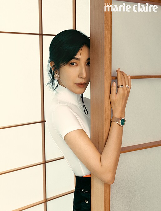 白色短袖高領連身褲、黑色拉鍊長裙，both by Gucci；Limelight Gala 系列18K玫瑰金孔雀石鑽石腕錶、Sunlight 系列18K玫瑰金鑽石耳環，both by Piaget。