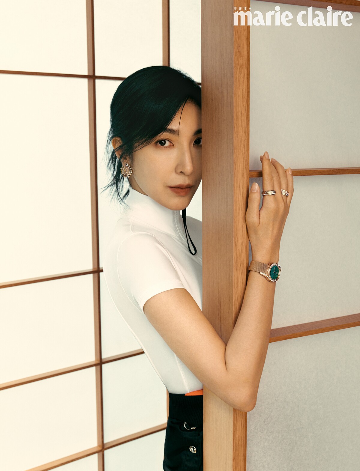 白色短袖高領連身褲、黑色拉鍊長裙,both by Gucci;Limelight Gala 系列18K玫瑰金孔雀石鑽石腕錶、Sunlight 系列18K玫瑰金鑽石耳環,both by Piaget。