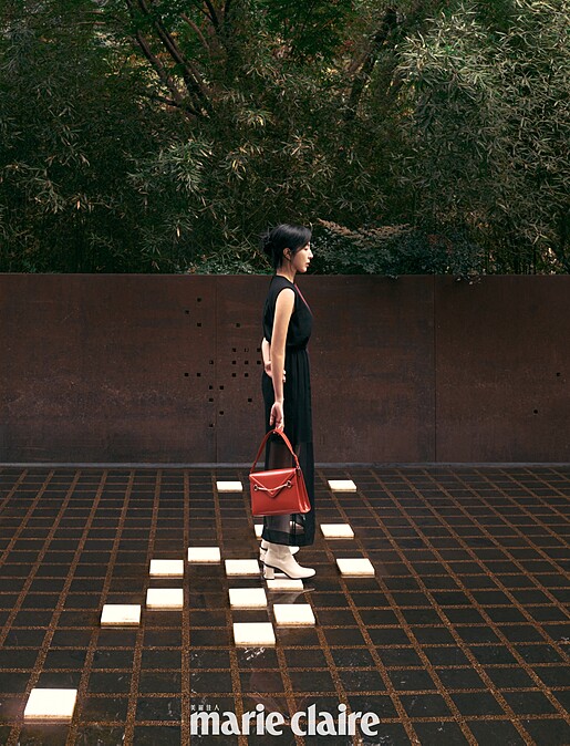 黑色無袖圓領長連衣裙、白色皮革中跟靴、馬銜扣設計翻蓋單肩包，all by Gucci。