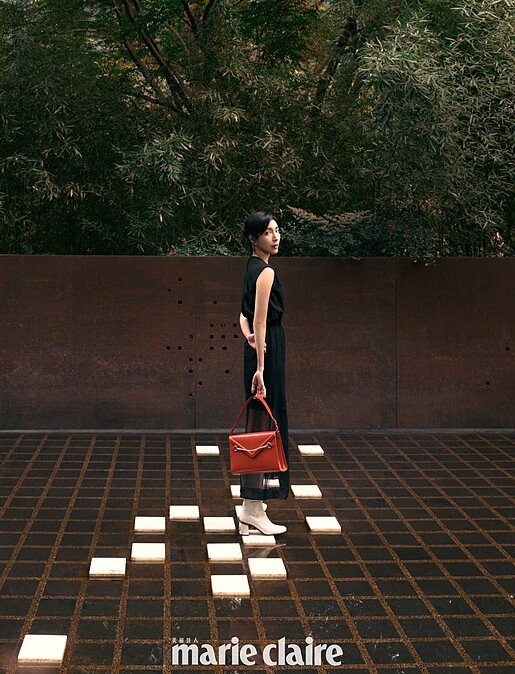 黑色無袖圓領長連衣裙、白色皮革中跟靴、馬銜扣設計翻蓋單肩包，all by Gucci。