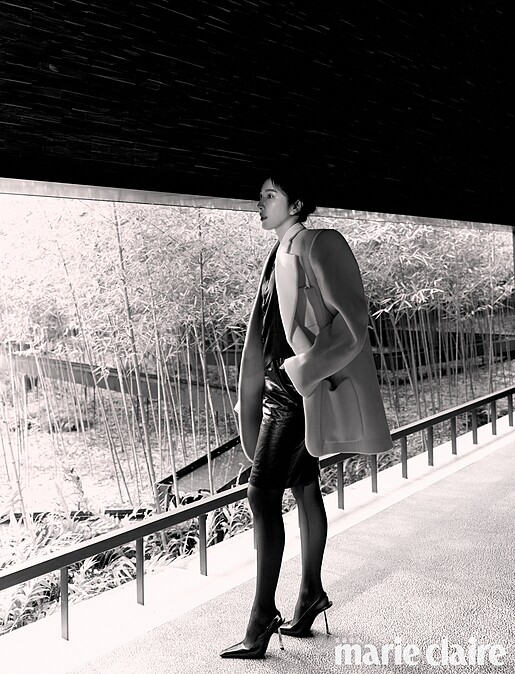 白色寬鬆西裝外套、黑色皮裙、酒紅色尖頭高跟鞋，all by Saint Laurent；黑色西裝背心、黑色背心，both by CELINE；Possession 系列18K白金鑽石長項鍊、Piaget Rose 系列18K白金鑽石戒指、Possession 系列18K白金鑽石戒指，all by Piaget。