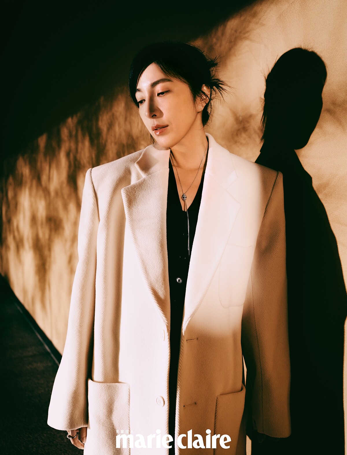 白色寬鬆西裝外套 ,Saint Laurent;Piaget Rose 系列18K白金鑽石戒指、Possession系列18K白金鑽石戒指,both by Piaget。