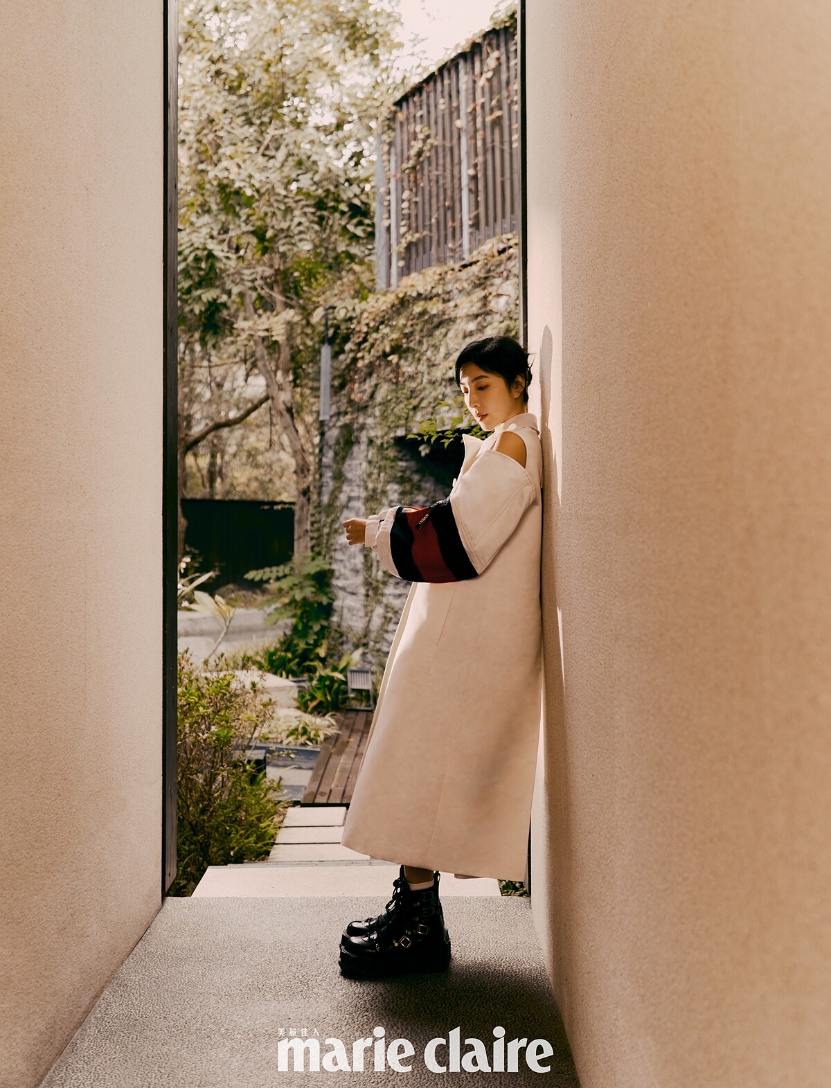 白色無袖雙排扣大衣、白色袖套、黑色皮革系帶短靴,all by Gucci。