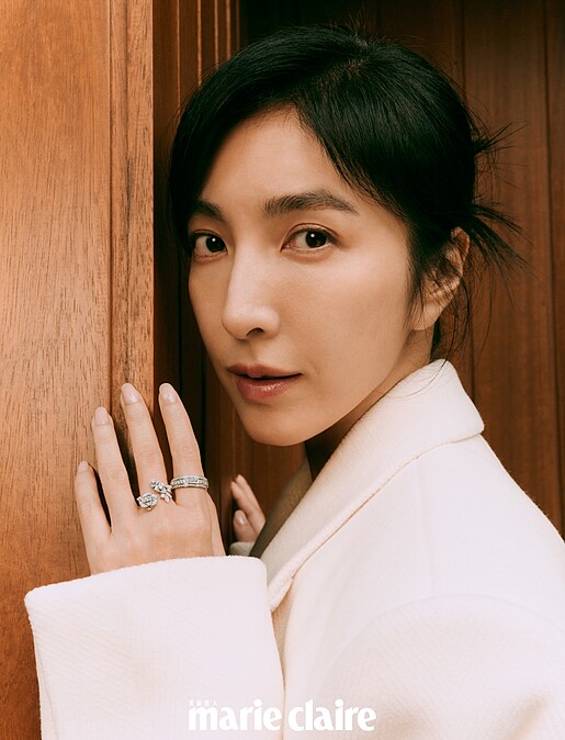 白色寬鬆西裝外套 ，Saint Laurent；Piaget Rose 系列18K白金鑽石戒指、Possession系列18K白金鑽石戒指，both by Piaget。