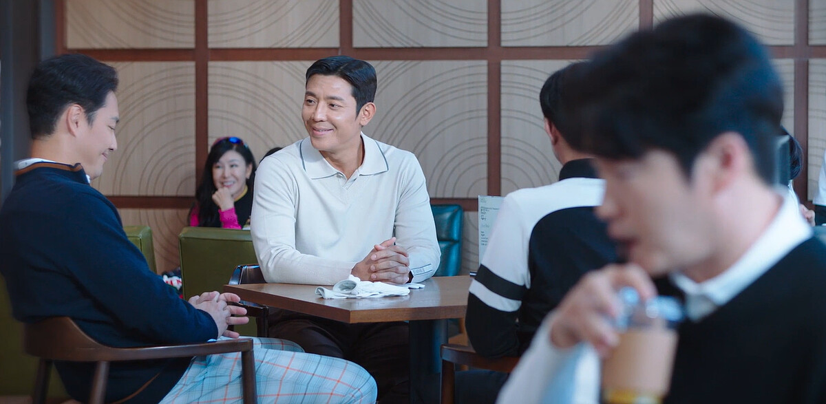 記者(前景)偷聽李代表(中)說話，記者離去時打招呼，李代表想不起來對方是&rdquo;記者&rdquo;