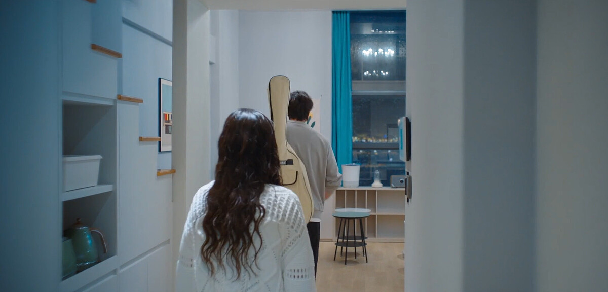 保傑帶木河到套房，&rdquo;藍色的窗簾&rdquo;象徵保傑曾說的內心話