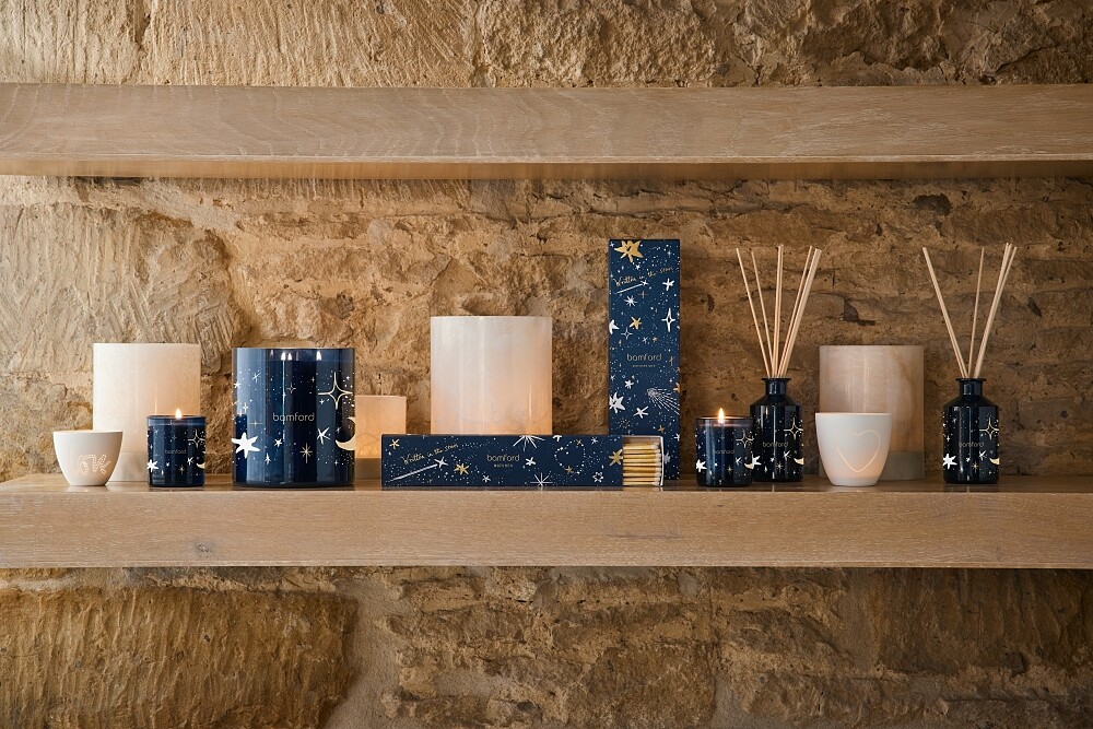 Bamford肉桂丁香2023限量室內擴香250ml，NT3,200。肉桂丁香2023限量香氛蠟燭140g，NT1,800