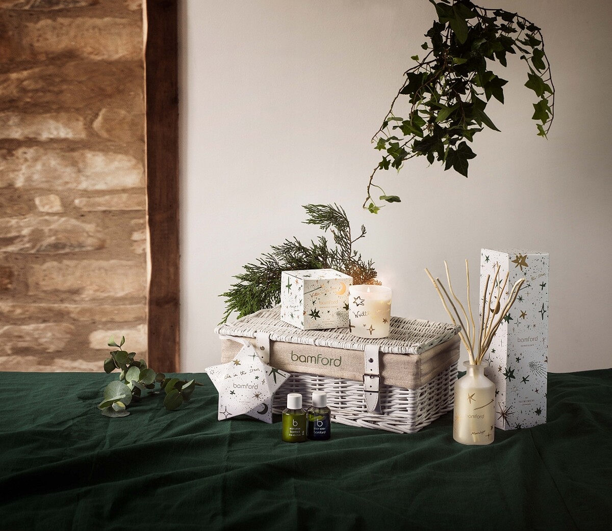 Bamford冷杉尤加利2023限量室內擴香250ml，NT3,200。冷杉尤加利2023限量香氛蠟燭140g，NT1,800。