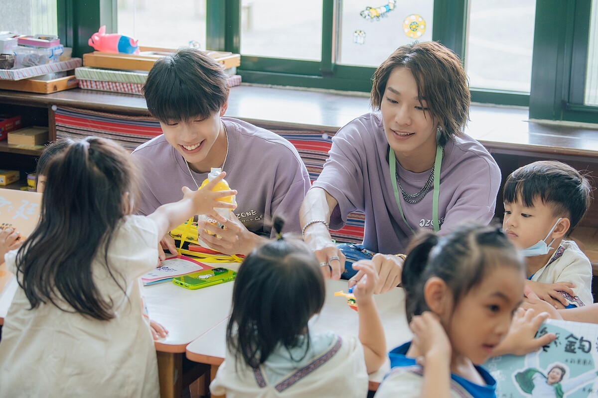 《Ozone夏日青春冒險》文廷（左）、煥鈞化身育兒大哥哥，體驗照顧幼兒園學生。
