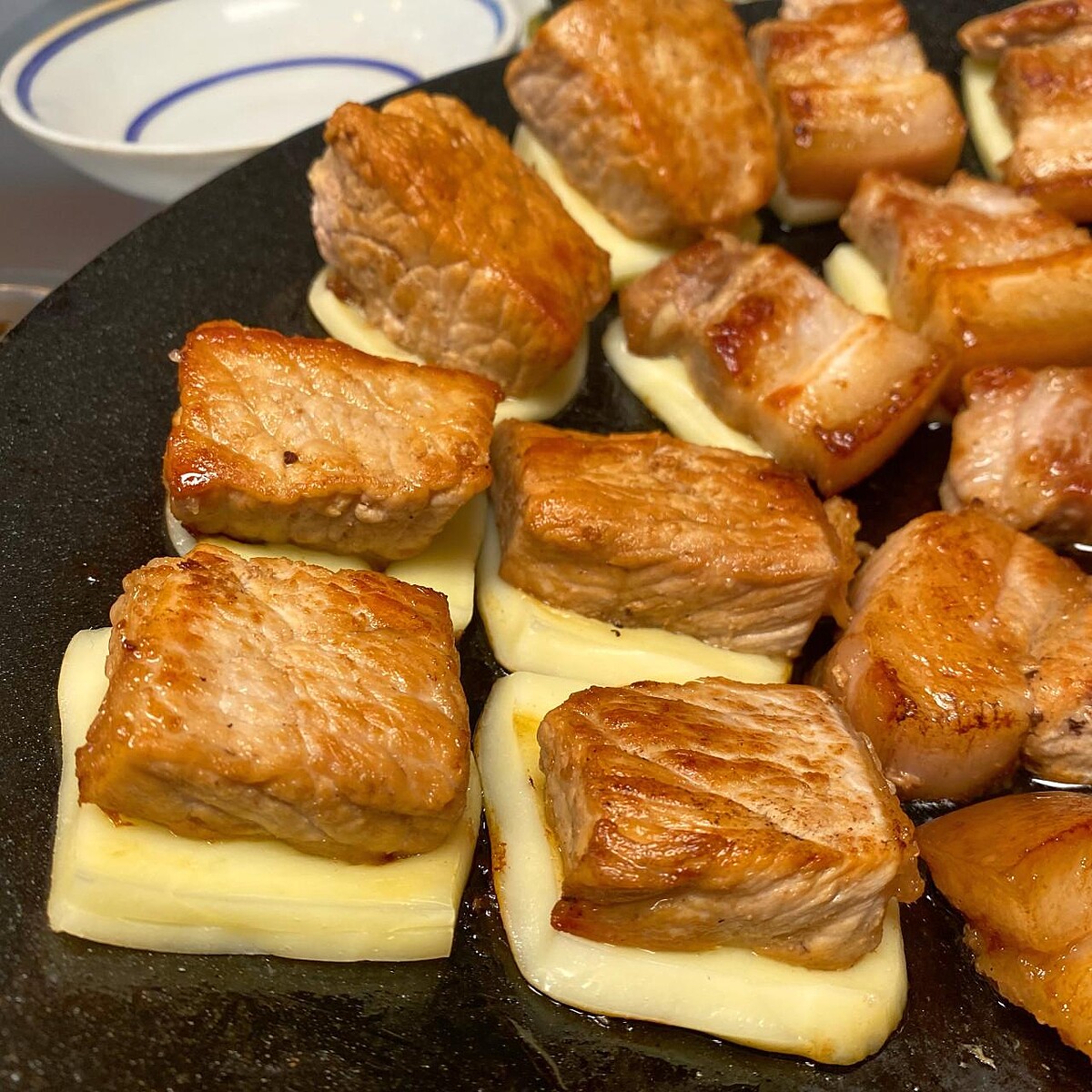 「鄉下炒全豬」시골통돼지볶음烤豬肉+起司。