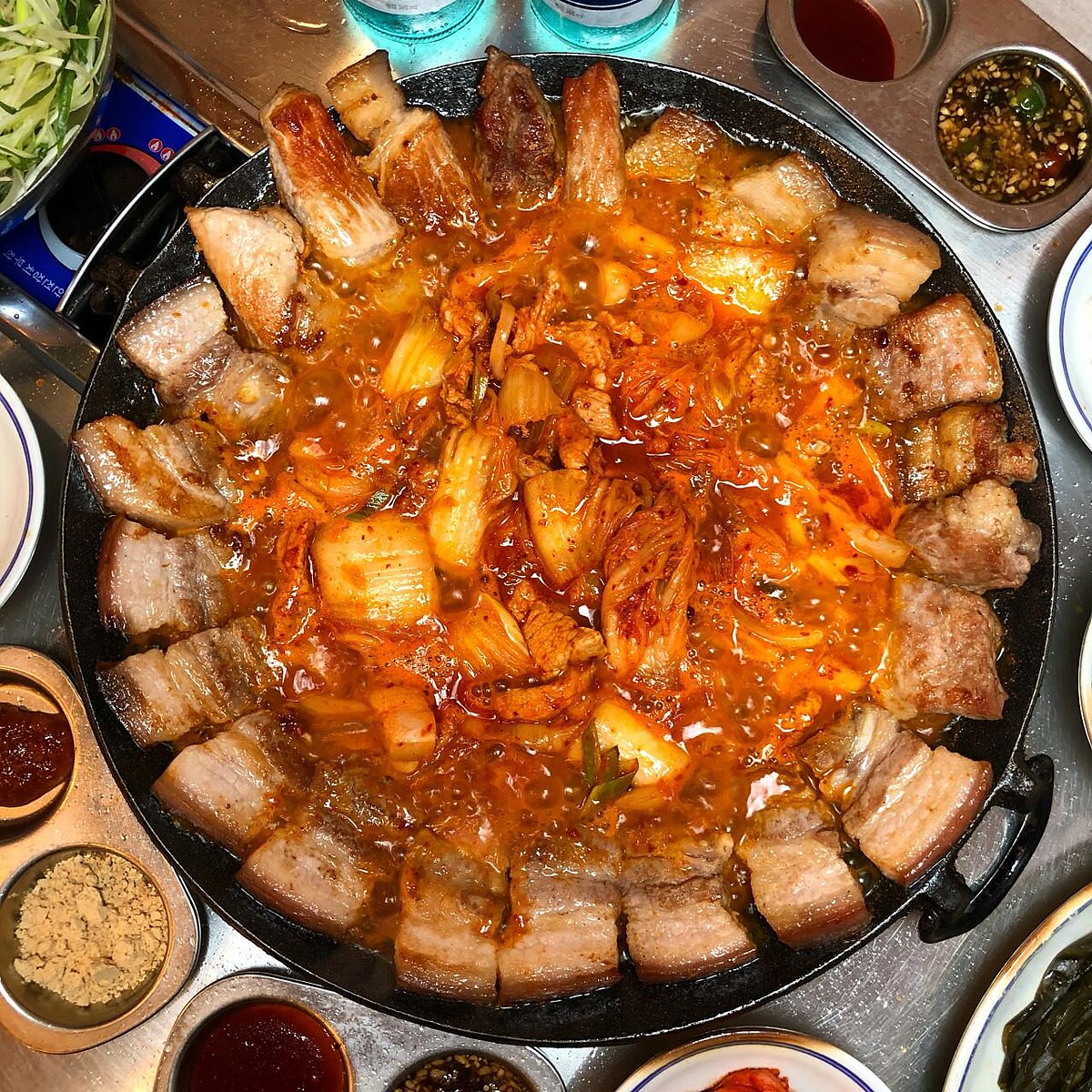 「鄉下炒全豬」시골통돼지볶음的豬肉泡菜鍋(翻攝自navemap)。