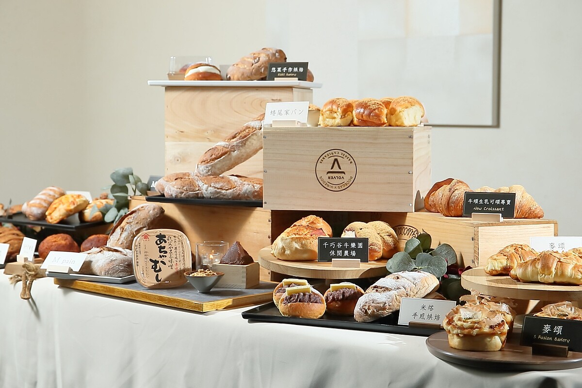 巧舜企業首度引進「群馬製粉 焙煎黃豆粉」與「秩父味噌 赤味噌」來台，串連全台15間麵包店創作多款麵包。