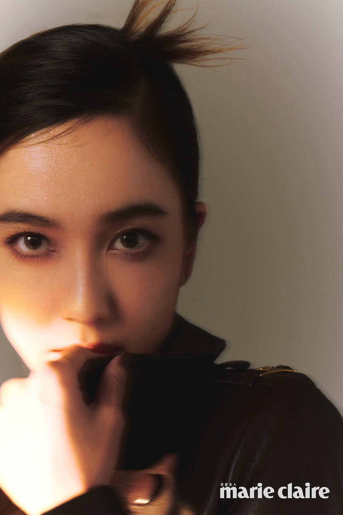 雙排扣皮革風衣、帆布靴型牛仔褲，both by Coach。