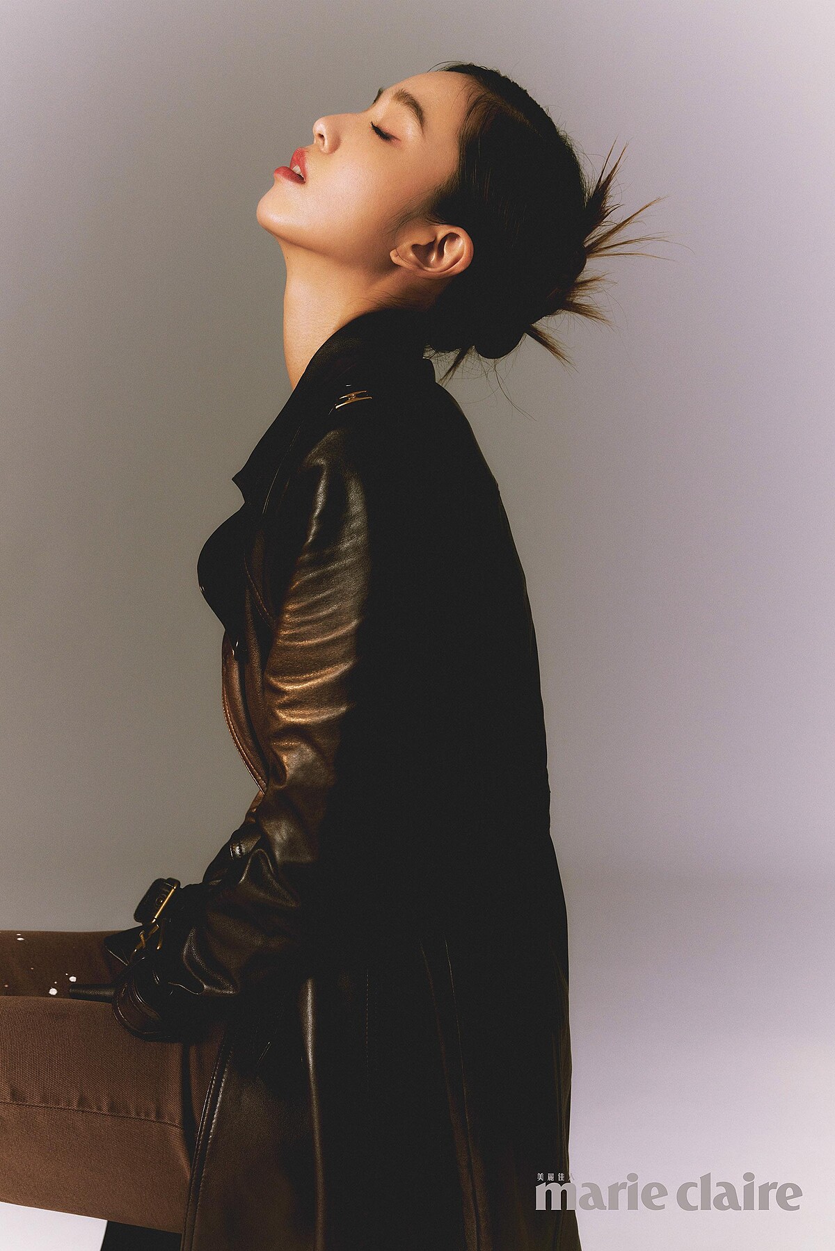 雙排扣皮革風衣、帆布靴型牛仔褲，both by Coach。