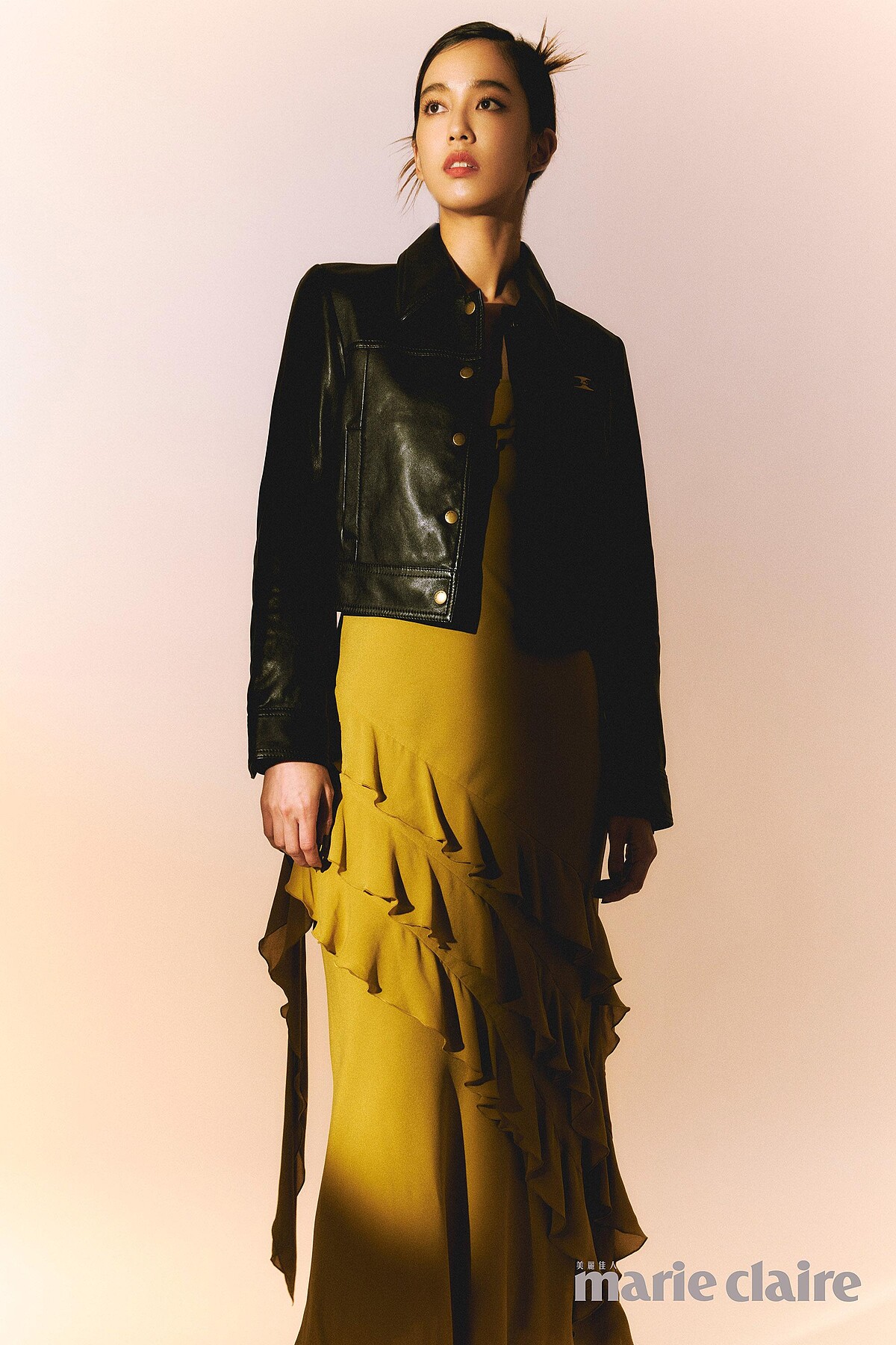 正面搭扣閉合皺縮夾克、波浪荷葉領口斜裁連衣裙，both by Coach。