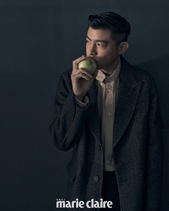 王柏傑／米色真絲襯衫、灰色羊毛大衣外套，both by Fendi；黑色西裝褲，Boss。