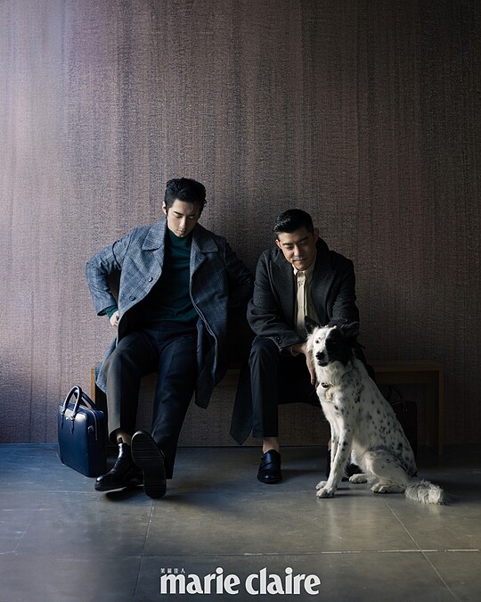 傅孟柏／格紋羊毛大衣、綠色高領毛衣、黑色西裝褲，all by Dunhill；黑色皮鞋，Boss；大師傑作系列公文包，Montblanc。王柏傑／米色真絲襯衫、灰色羊毛大衣外套，both by Fendi；黑色西裝褲、黑色皮鞋，both by Boss；大師傑作系列公文包，Montblanc。