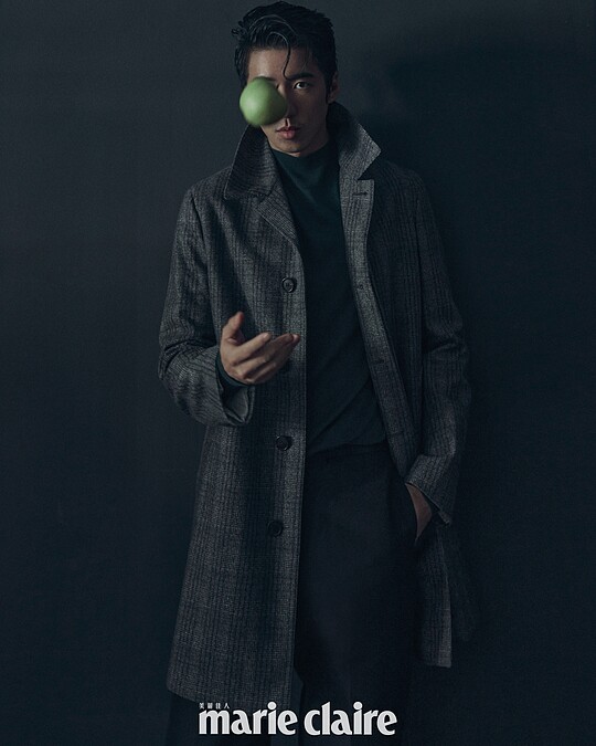 傅孟柏／格紋羊毛大衣、綠色高領毛衣、黑色西裝褲，all by Dunhill。