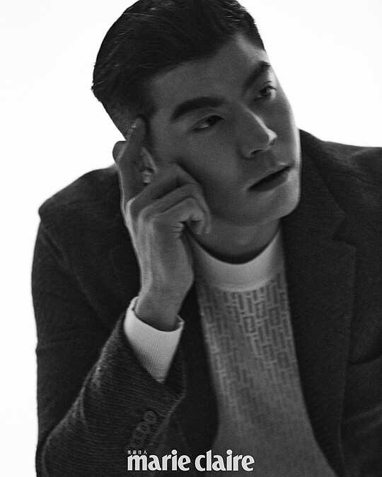 王柏傑／深紅色西裝外套，Boss；白色套頭針織毛衣，Fendi。