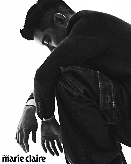 王柏傑／深紅色西裝外套，Boss；白色套頭針織毛衣，Fendi；牛仔褲，Gucci。