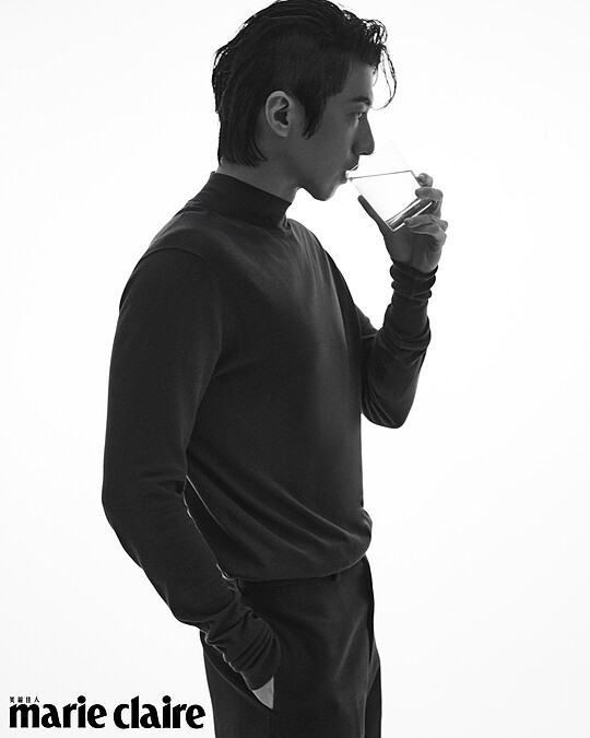 孟柏／綠色高領毛衣、黑色西裝褲，both by Dunhill。