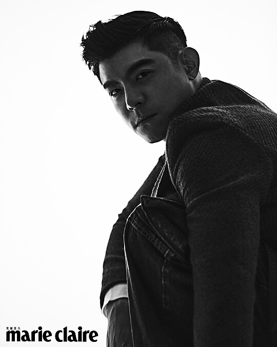 王柏傑／深紅色西裝外套，Boss；白色套頭針織毛衣，Fendi；牛仔褲，Gucci。