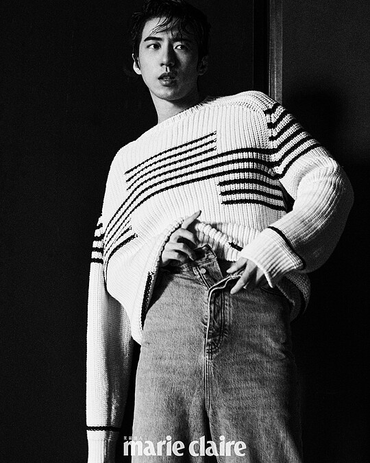 傅孟柏／青石藍條紋襯衫、白色條紋針織衫、高腰水洗丹寧褲，all by Loewe。