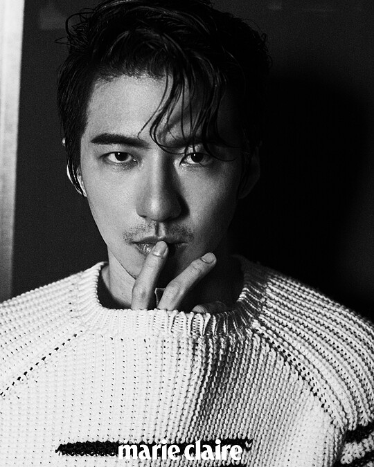 傅孟柏／白色條紋針織衫，Loewe。