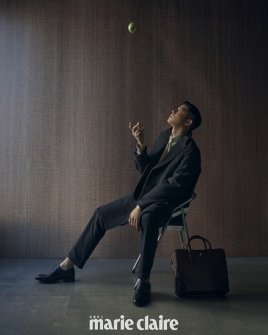 王柏傑／米色真絲襯衫、灰色羊毛大衣外套，both by Fendi；黑色西裝褲、黑色皮鞋，both by Boss；大師傑作系列公文包，Montblanc。