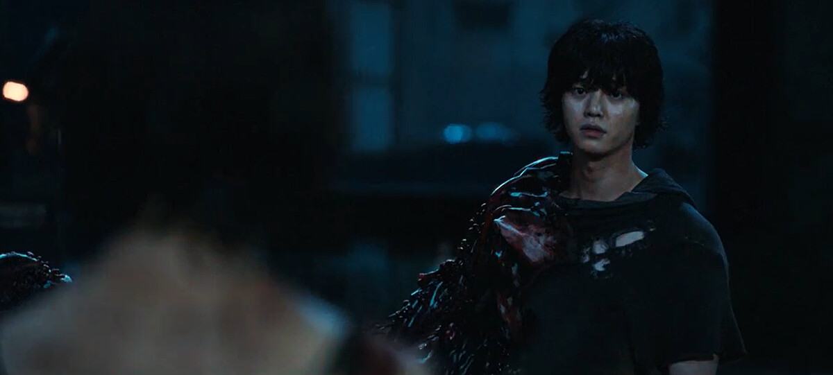 賢秀(右)救了恩宥悄悄離開，被恩宥叫住，賢秀卻說變成&rdquo;怪物&rdquo;沒必要相認