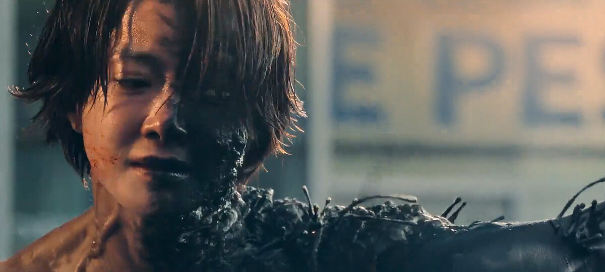 伊景對於孩子殺不殺的心理矛盾，展現到身體結構上變半半獸