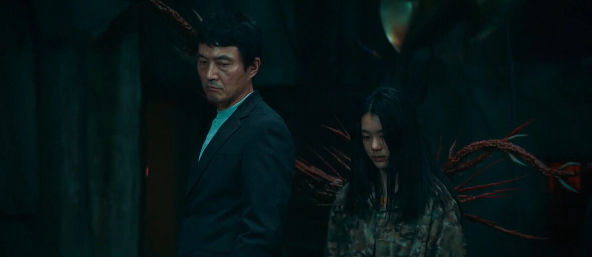 子妍(右)把金中士騙到實驗室抓起來，才露出怪物觸角，完全超出人類對怪物辨識的認知