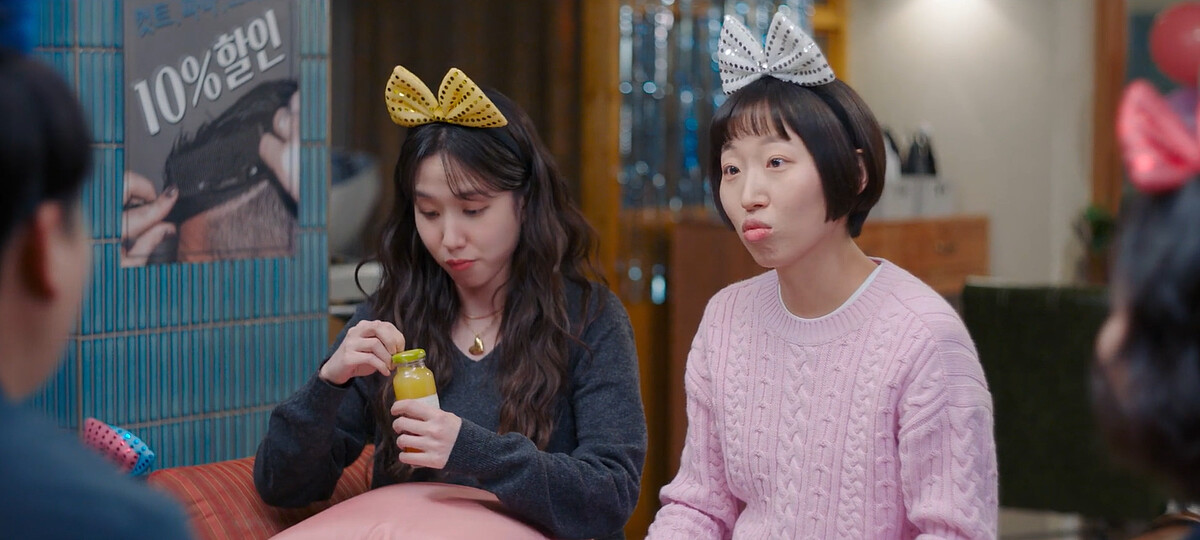 瀛舟(右)終和木河(左)相見歡,在美容院舉辦同樂會