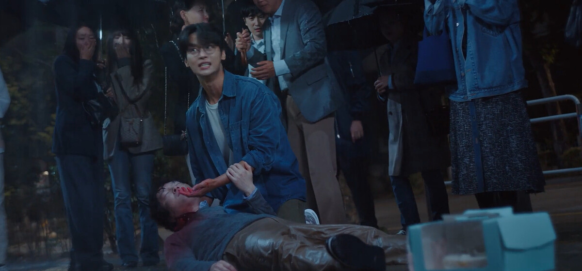 遇學(中)和姜爸路上遇刺,遇學哭喊誰來幫忙叫救護車