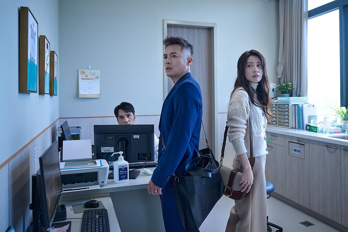 田中千繪（右）、范逸臣（中）睽違 15 年再度組合 CP 大銀幕演出，卻在片中槓上飾演兒童癌症醫師的馬志翔（左），真實上演醫護與家屬角色對立的激動場面。